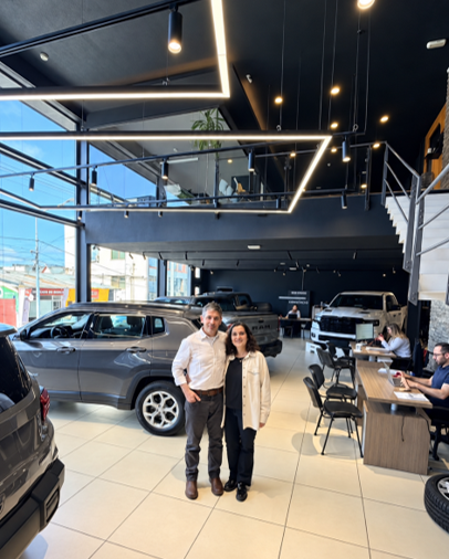 Mariano y Guadalupe en el nuevo local de Viaña Automotores