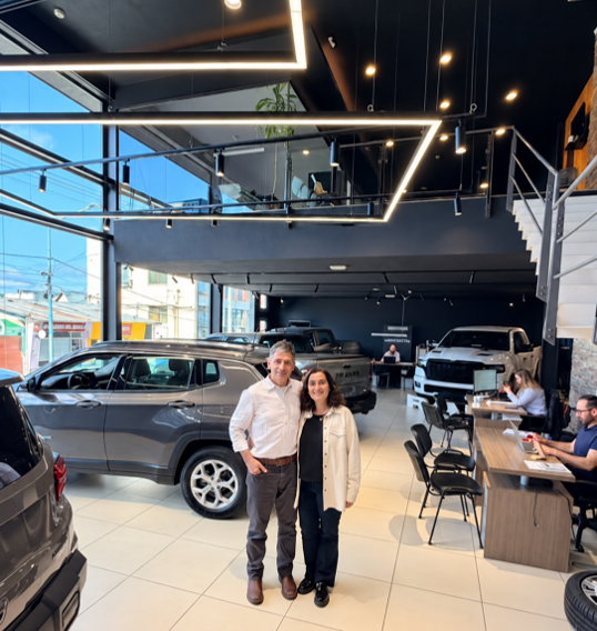 Mariano y Guadalupe en el nuevo local de Viaña Automotores