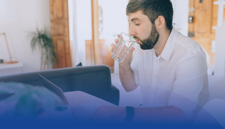 ¿Tomar agua protege siempre los riñones?