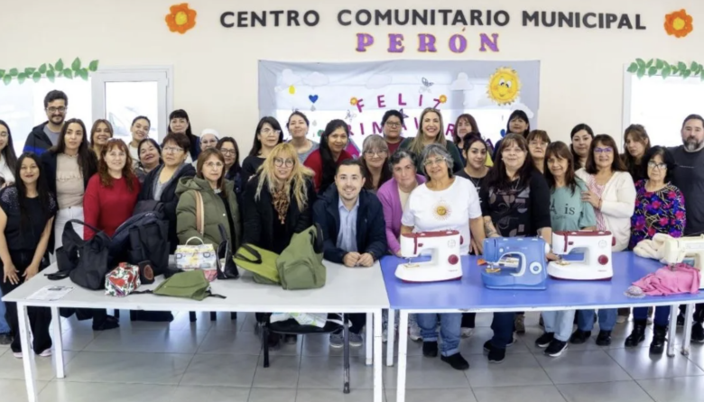 Fortalecen el taller de costura del barrio Perón con nuevas máquinas y herramientas para emprender