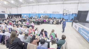 Martín Pérez compartió una mateada con personas mayores