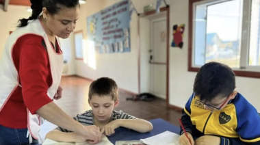 Brindan clases de apoyo para estudiantes de nivel primario y secundario en diferentes puntos de Río Grande