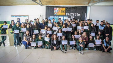 Certificados a estudiantes por el curso para la licencia de conducir